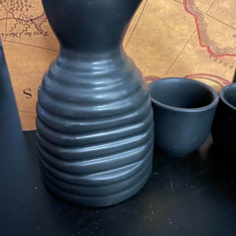 Beautiful Japanese Sake Set - Picture 3 of 6